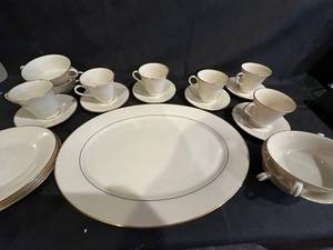 lot 185A image: Lenox Hayworth Cosmopolitan Collection Dinnerware Set