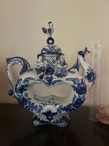 lot 33 image: Large Beautiful Vintage Russian Gzhel Porcelain Coffee Pot Teapot Measuring 13 x 15