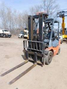lot 10 image: 2001 Toyota 7FGU25 LP Forklift