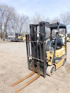 lot 12 image: 2002 Cat GC15K LP Forklift