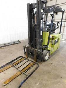 lot 14 image: 2004 Clark Electric 36 Volt Forklift with Battery