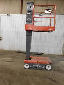 lot 19 image: 2016 Skyjack SJ16  24 Volt Vertical Mast Lift