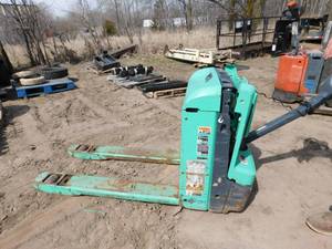 lot 22 image: 2022 Mitsubishi PW23 Pallet Jack - For Parts or Repair