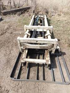 lot 27 image: Allis-Chalmers Forklift Mast with Carriage off of C40 Forklift