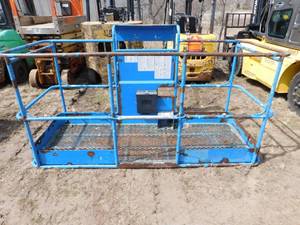 lot 35 image: Misc Platform Basket