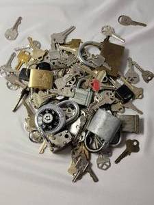 lot 36 image: Box of keys and locks