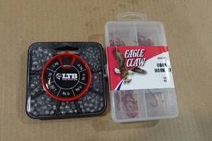lot 118 image: Eagle Claw Hook Kit and Weights