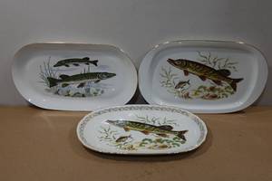 lot 163 image: 3 Decorative Porcelain Serving Plates