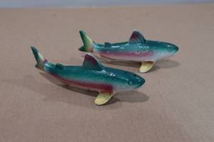 lot 164 image: Vintage Japanese Handpainted Porcelain Fish Salt & Pepper Shakers