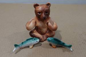 lot 165 image: Vintage Porcelain Bear Holding Fish Salt & Pepper Shaker Set