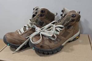 lot 175 image: Vasque Talus Womens Mid Hiking Boots - Size 9