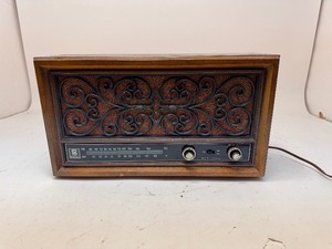 lot 4 image: Working Vintage Oak Magnavox AMFM Radio