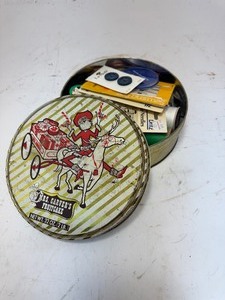 lot 7 image: Vintage Mrs. Carvers Fruitcake Tin