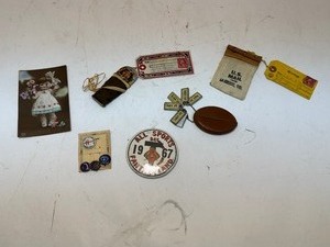 lot 29 image: Small Vintage Items