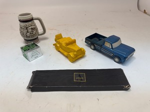 lot 58 image: Vintage Avon Items