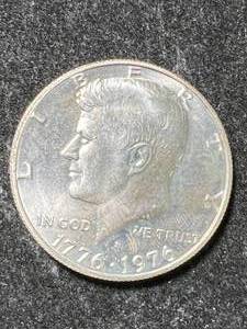 lot 44 image: 1976 US BICENTENNIAL SILVER KENNEDY HALF DOLLAR
