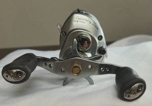lot 4 image: Diawa 100P Baitcasting Reel,  shows some wear works very well