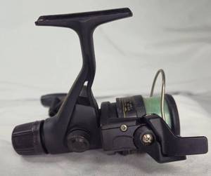 lot 10 image: Shimano IX2000R Spinning Reel, shows very little wear work very well