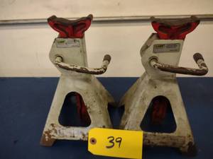 lot 39 image: (2) Larin 2 Ton Jack Stands...