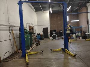 lot 4 image: Forward Lift 2-Post Automotive Hois...