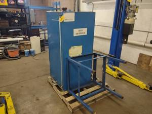 lot 48 image: Antifreeze Tank with Stand, 28x28x6...