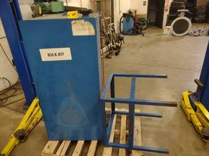 lot 49 image: Oil Tank with Stand, 28x28x60, Stan...