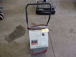 lot 72 image: Solar 200 Amp Battery Charger...