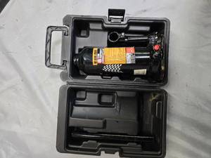 lot 17 image: Black Car Jack (6 ton Capacity hydraulic Bottle Jacki)