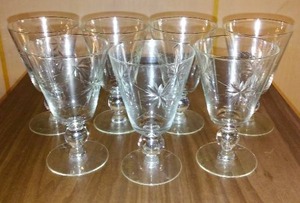 lot 545 image: Vintage Stardust Etched Wine Cocktail Glasses (7)