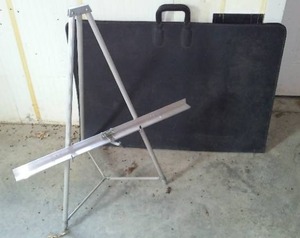 lot 546 image: Aluminum Display Easel and Portfolio For Artwork.