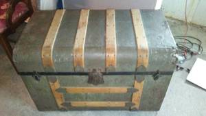 lot 547 image: Vintage Camel Back Trunk.