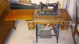 lot 548 image: Wheller and Wilson Sewing Machine D-9 With Sew Table.