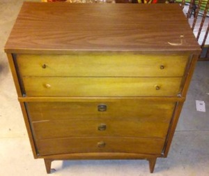 lot 550 image: Matching Dresser Set By JohnsonCaper.