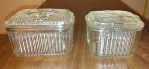 lot 556 image: Vintage Refrigerator Dish and Refrigerator Ribbed Glass Storage