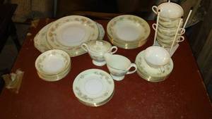 lot 558 image: Eggshell Georgian Homer Laughlin China Set.