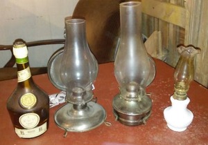 lot 561 image: Oil Lamps (4)