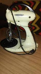 lot 565 image: Vintage Hamilton Beach Detachable Stand Mixer
