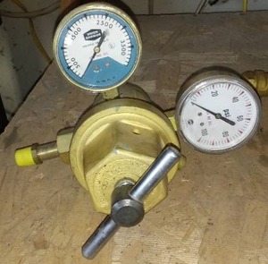 lot 640 image: Union Carbide Acetylene Compressed Gas Regulator