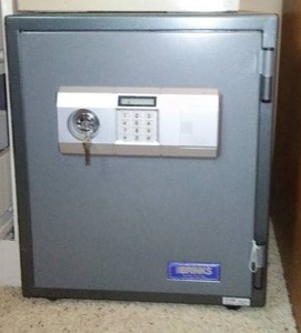 lot 904 image: Brinks Safe.