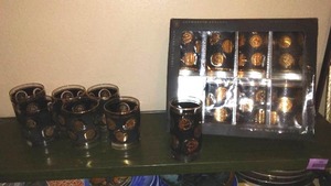 lot 940 image: Mid Century Vintage Libbey Gold Coin Glasses