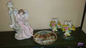lot 946 image: Porcelain Best Friends Figurine, Cast  Bookends.