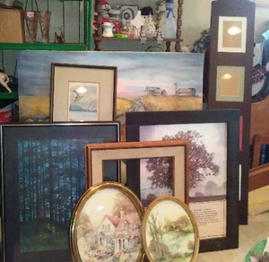 lot 967 image: Vintage Art and Folding Photo Divider.