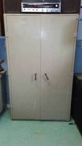 lot 971 image: Vintage Metal 2 door Cabinet.