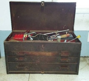lot 913 image: Toolbox with contents. Wrenches, sockets, Hand tools and more