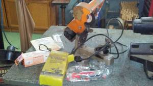 lot 1000 image: Chain Saw Grinder And Sharpener.