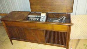 lot 758 image: Vintage Pilot Console Stereo.
