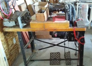 lot 798 image: Vintage Union Special Pulling Machine, Singer. 51500L.