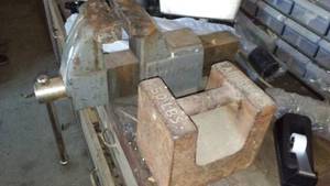 lot 850 image: Craftsman Vise and Fairbanks. 50 lbs.