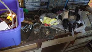 lot 852 image: Workbench Top Contents, vice, wash cordamatic.