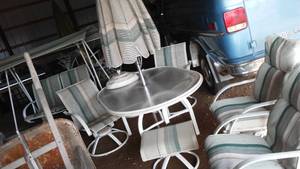 lot 866 image: Outdoor Patio Furniture.